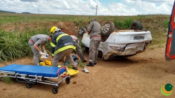 Motorista fica gravemente ferido
em capotamento no interior de Passo Fundo - foto 2
