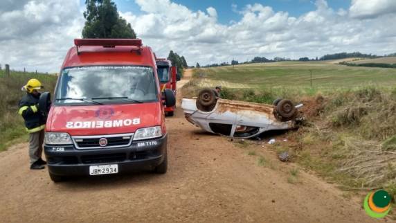 Motorista fica gravemente ferido
em capotamento no interior de Passo Fundo - foto 3