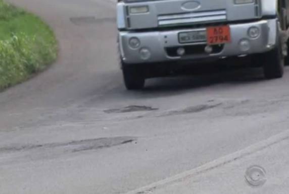 Buracos no asfalto dificultam o tráfego na BR-282, no Oeste de SC - foto 3