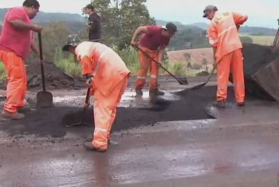 Buracos no asfalto dificultam o tráfego na BR-282, no Oeste de SC - foto 2