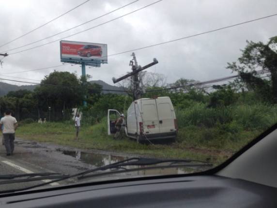 Estabelecimentos e residências da região ficaram sem energia elétrica