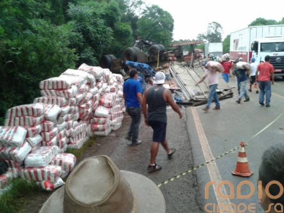 Carreta com
carga de arroz tomba na BR 285 em Entre-Ijuis - foto 3