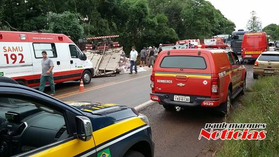 Carreta com
carga de arroz tomba na BR 285 em Entre-Ijuis - foto 2