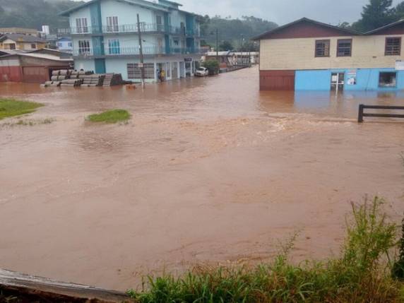 Chuva
forte causa alagamentos e deixa desalojados no Oeste de SC - foto 2