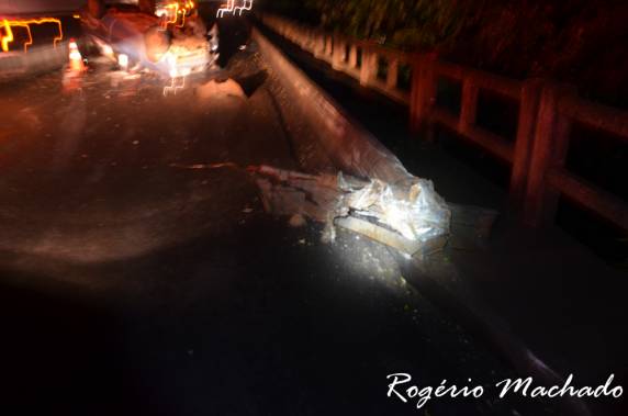 Capotagem deixa três feridos na ERS-404 em Sarandi - foto 2