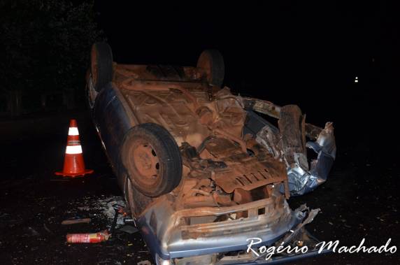 Capotagem deixa três feridos na ERS-404 em Sarandi - foto 3