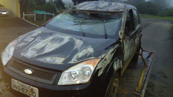 Condutor embriagado capota veículo no trevo de acesso a Santiago na madrugada
deste sábado - foto 2