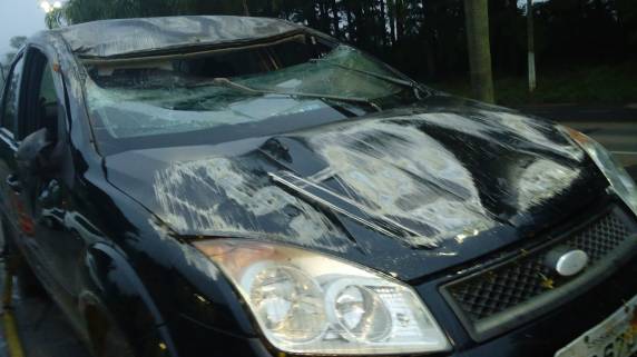 Condutor embriagado capota veículo no trevo de acesso a Santiago na madrugada
deste sábado - foto 3