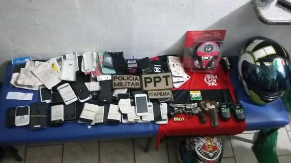 Polícia Militar de Itapema prende três por
roubo à mão armada - foto 7