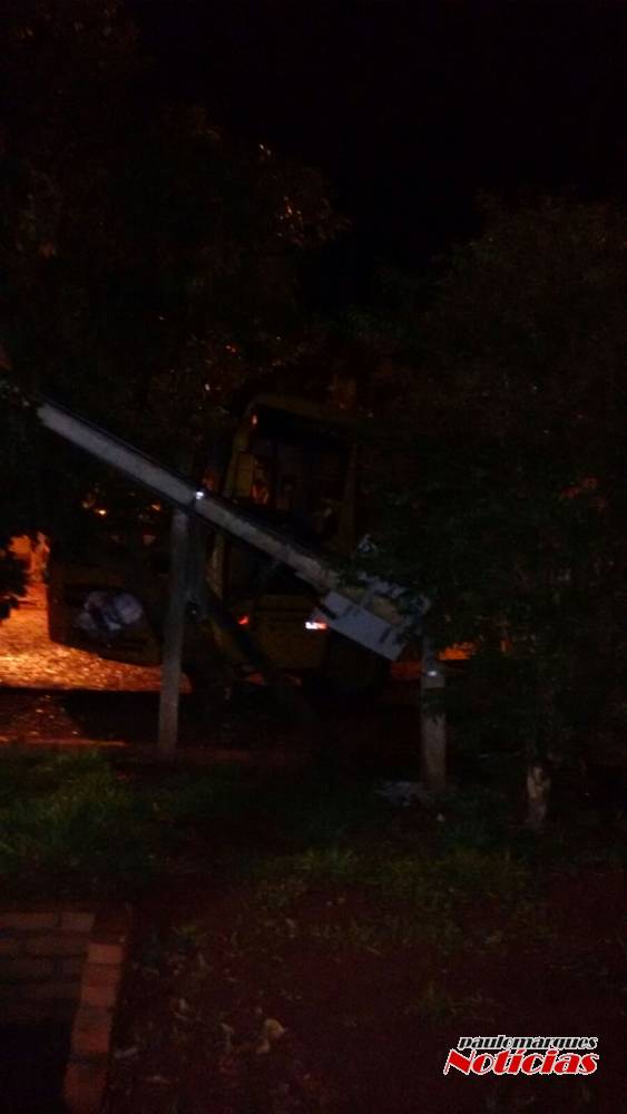 Ônibus da prefeitura de Alegria bate em árvore e derruba
poste de entrada de luz de uma casa - foto 4