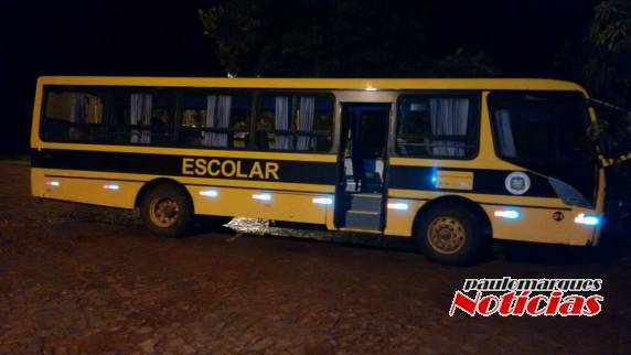 Ônibus da prefeitura de Alegria bate em árvore e derruba
poste de entrada de luz de uma casa - foto 6