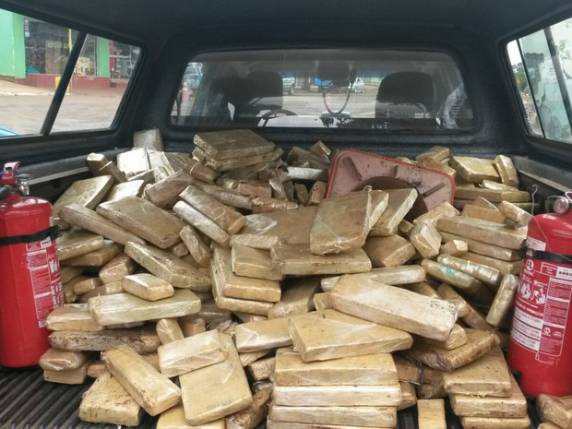Cerca de 300 kg de maconha são apreendidos em carro capotado - foto 2