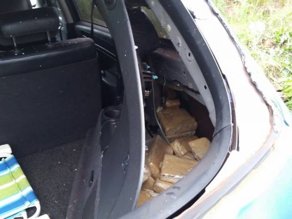 Cerca de 300 kg de maconha são apreendidos em carro capotado - foto 3