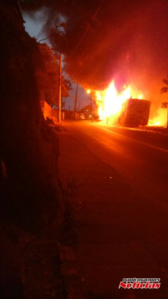 Cinco ônibus e uma lotação são incendiados na zona sul da Capital - foto 3