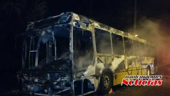 Cinco ônibus e uma lotação são incendiados na zona sul da Capital - foto 2