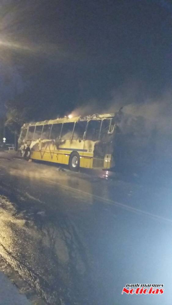 Cinco ônibus e uma lotação são incendiados na zona sul da Capital - foto 5