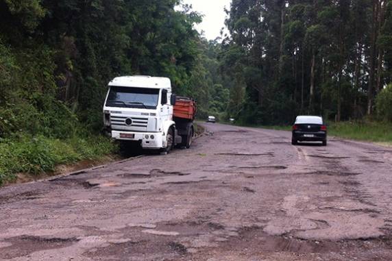 Carreta carregada de blocos de concreto saiu parcialmente na pista