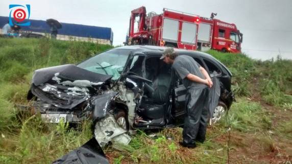 Bombeiros resgatam motoristas de acidente na ERS 324 - foto 2