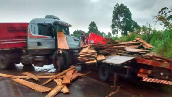 Homem morre em acidente entre caminhão e carreta em Descanso - foto 2