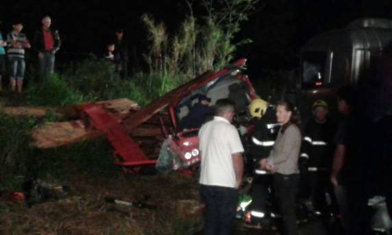 Homem morre em acidente entre caminhão e carreta em Descanso - foto 3
