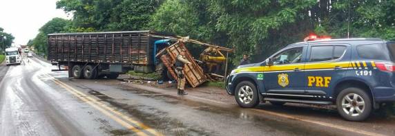 Colisão frontal envolvendo dois caminhões deixa dois feridos graves na BR 285 em Ijuí - foto 3