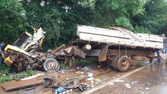 Colisão frontal envolvendo dois caminhões deixa dois feridos graves na BR 285 em Ijuí - foto 2