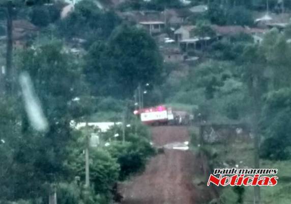 Veículo ocupado por dois jovens capota dentro de um canalão na Vila Esperança em Três de Maio - foto 4