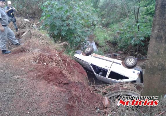 Veículo ocupado por dois jovens capota dentro de um canalão na Vila Esperança em Três de Maio - foto 2