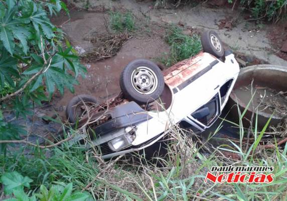 Veículo ocupado por dois jovens capota dentro de um canalão na Vila Esperança em Três de Maio - foto 3
