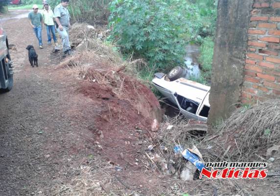 Veículo ocupado por dois jovens capota dentro de um canalão na Vila Esperança em Três de Maio - foto 7