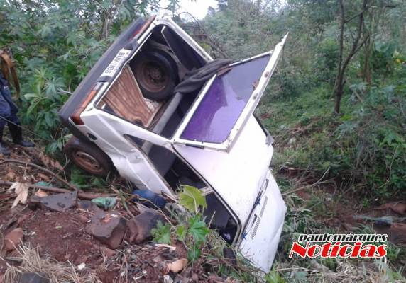 Veículo ocupado por dois jovens capota dentro de um canalão na Vila Esperança em Três de Maio - foto 5