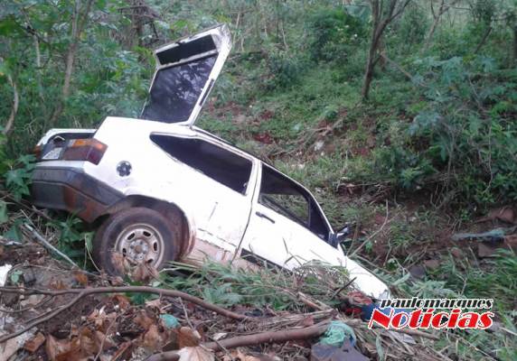 Veículo ocupado por dois jovens capota dentro de um canalão na Vila Esperança em Três de Maio - foto 6