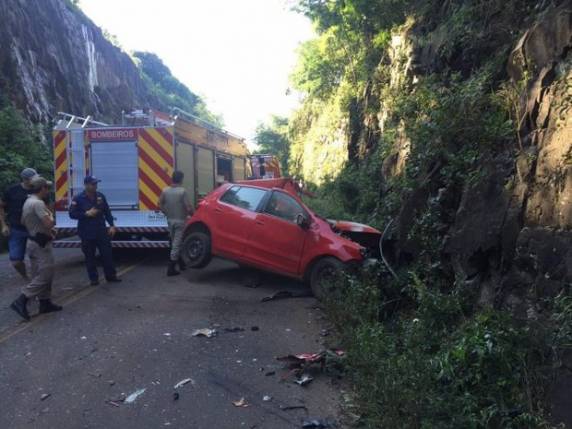 Ela conduzia Fox quando bateu de lado e depois de frente com caminhão