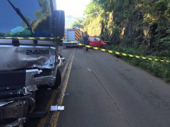 Ela conduzia Fox quando bateu de lado e depois de frente com caminhão