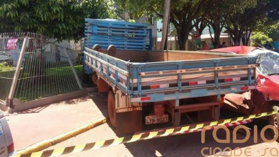 Caminhão sem
freio e desgovernado atinge veículo estacionado, em Santo Ângelo - foto 3