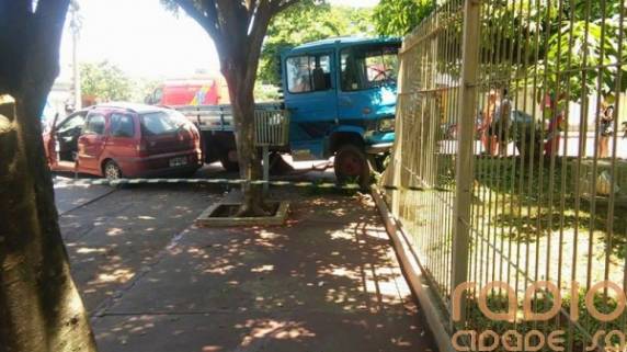 Caminhão sem
freio e desgovernado atinge veículo estacionado, em Santo Ângelo - foto 2