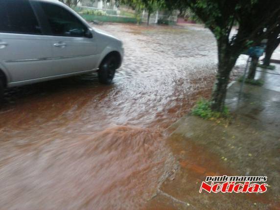 Moradores da rua Rui Ramos encontram dificuldades em dias de chuva, em Três de Maio - foto 2