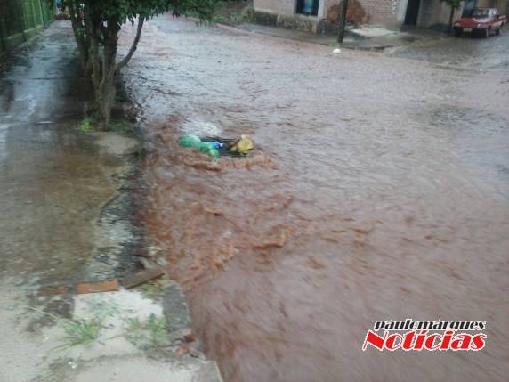 Moradores da rua Rui Ramos encontram dificuldades em dias de chuva, em Três de Maio - foto 4