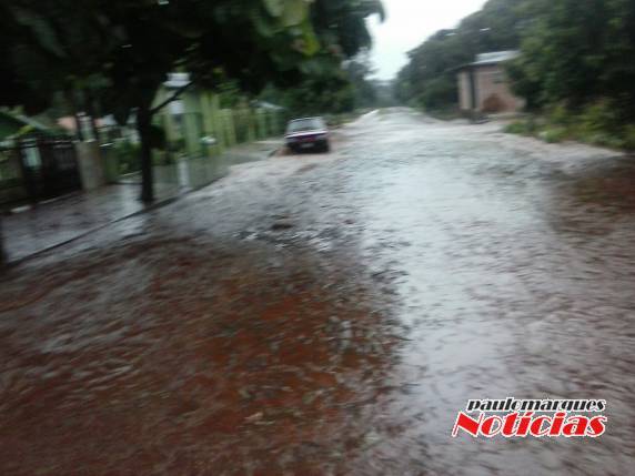 Moradores da rua Rui Ramos encontram dificuldades em dias de chuva, em Três de Maio - foto 5