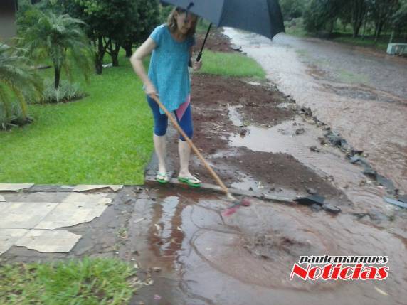 Moradores da rua Rui Ramos encontram dificuldades em dias de chuva, em Três de Maio - foto 3