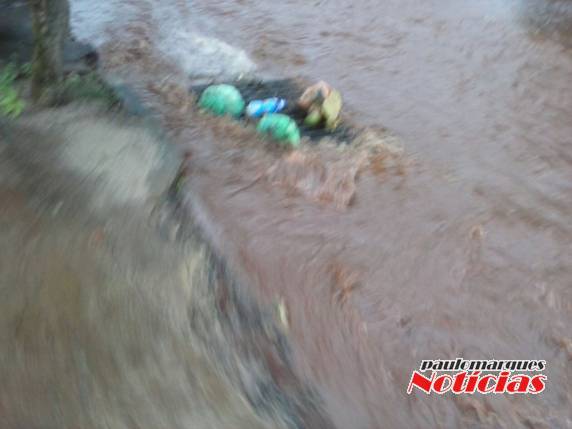 Moradores da rua Rui Ramos encontram dificuldades em dias de chuva, em Três de Maio - foto 7