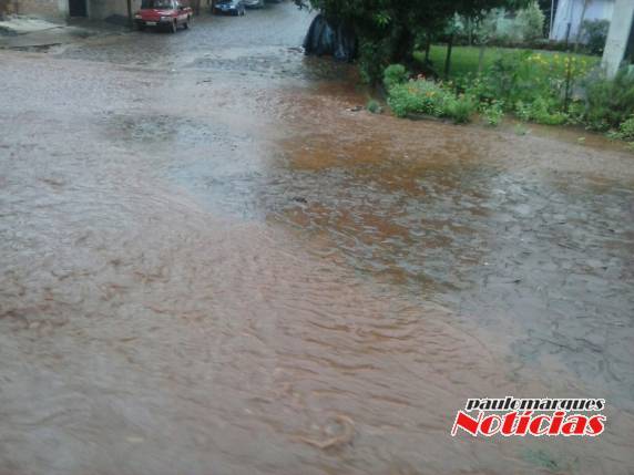 Moradores da rua Rui Ramos encontram dificuldades em dias de chuva, em Três de Maio - foto 6