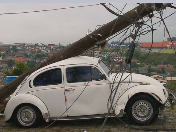 Temporal destelha casas e escola em Caxias do Sul, na Serra do RS - foto 4