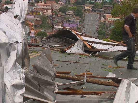 Conforme a Defesa Civil, quatro famílias 

tiveram que deixar as suas casas