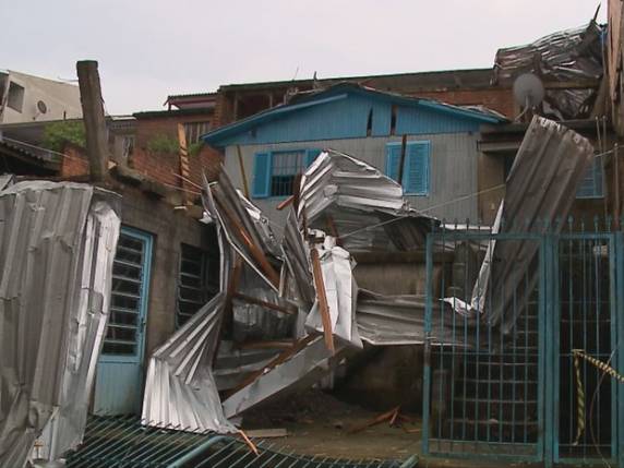Temporal destelha casas e escola em Caxias do Sul, na Serra do RS - foto 2