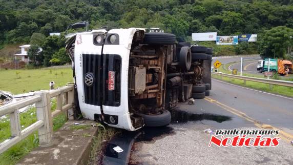 Caminhão com 

placas de Ijuí tomba na divisa dos estados do RS e SC - foto 2