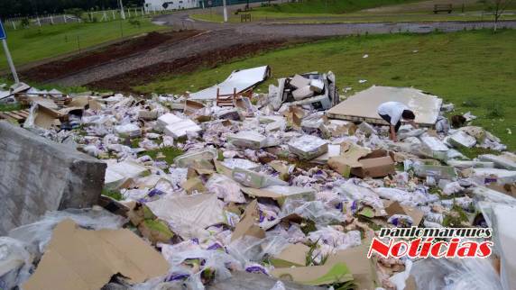 Caminhão com 

placas de Ijuí tomba na divisa dos estados do RS e SC - foto 3