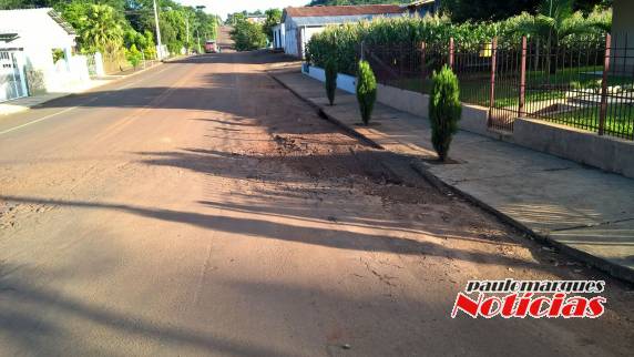 Moradores de Vila Ivagaci reclamam das más condições da via
asfaltada - foto 2