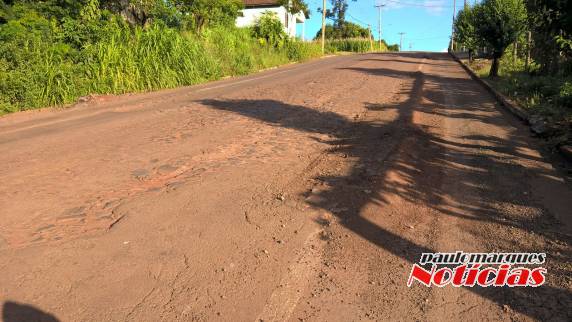 Moradores de Vila Ivagaci reclamam das más condições da via
asfaltada - foto 3