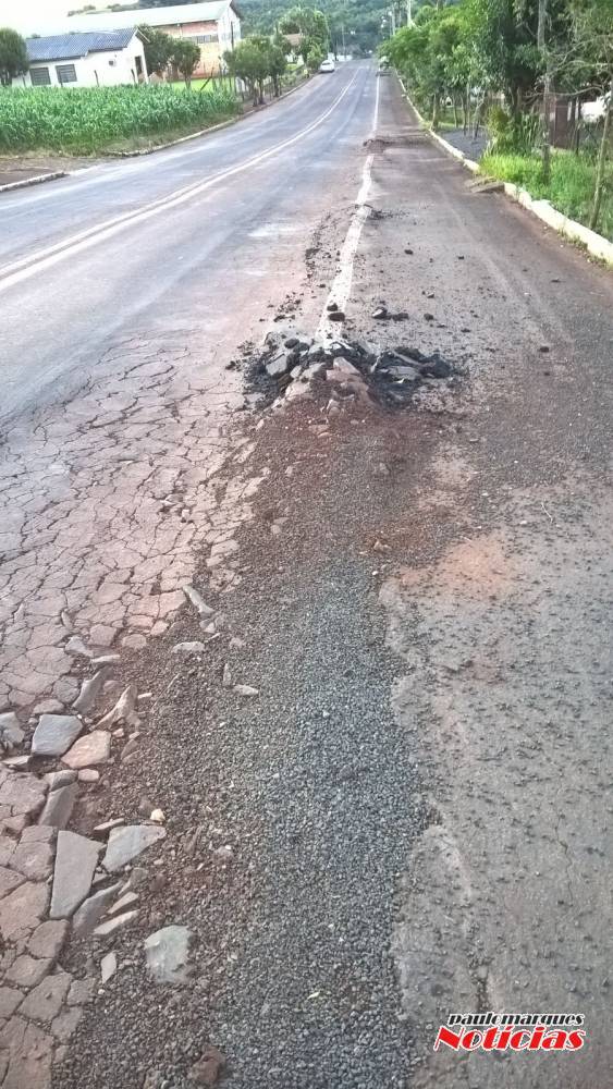 Moradores de Vila Ivagaci reclamam das más condições da via
asfaltada - foto 5